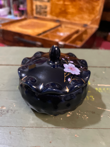 [TES-A-00000000220] Cofre  o joyero pequeño azul oscuro en cerámica con diseño floral