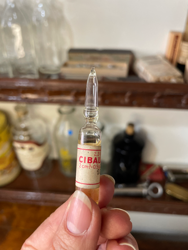 [TES-A-00000000242] Botella 
de colección boticario antiguo - Amopolla Cibalgina x1 comora